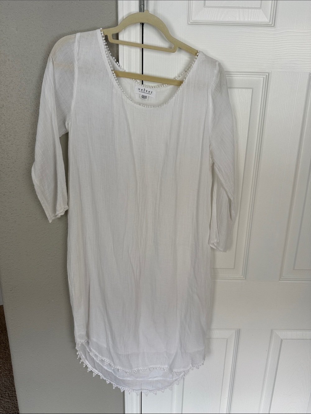 Velvet by Graham & Spencer White Lightweight cotton lined dress. Size medium